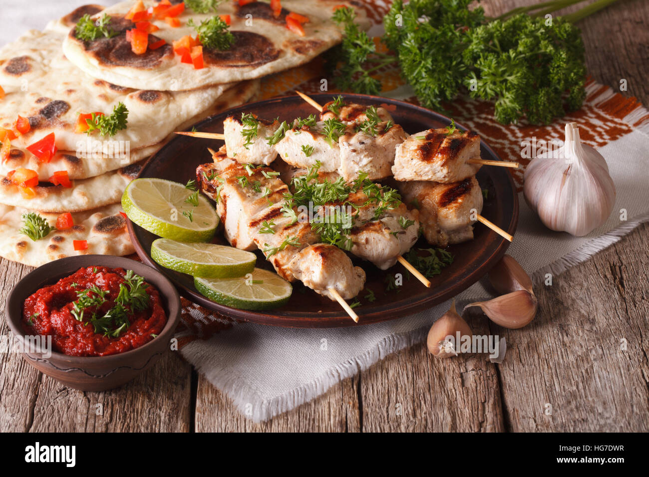 Chicken Tikka auf Spieße, Naan Fladenbrot und Chutney Closeup. horizontale Stockfoto