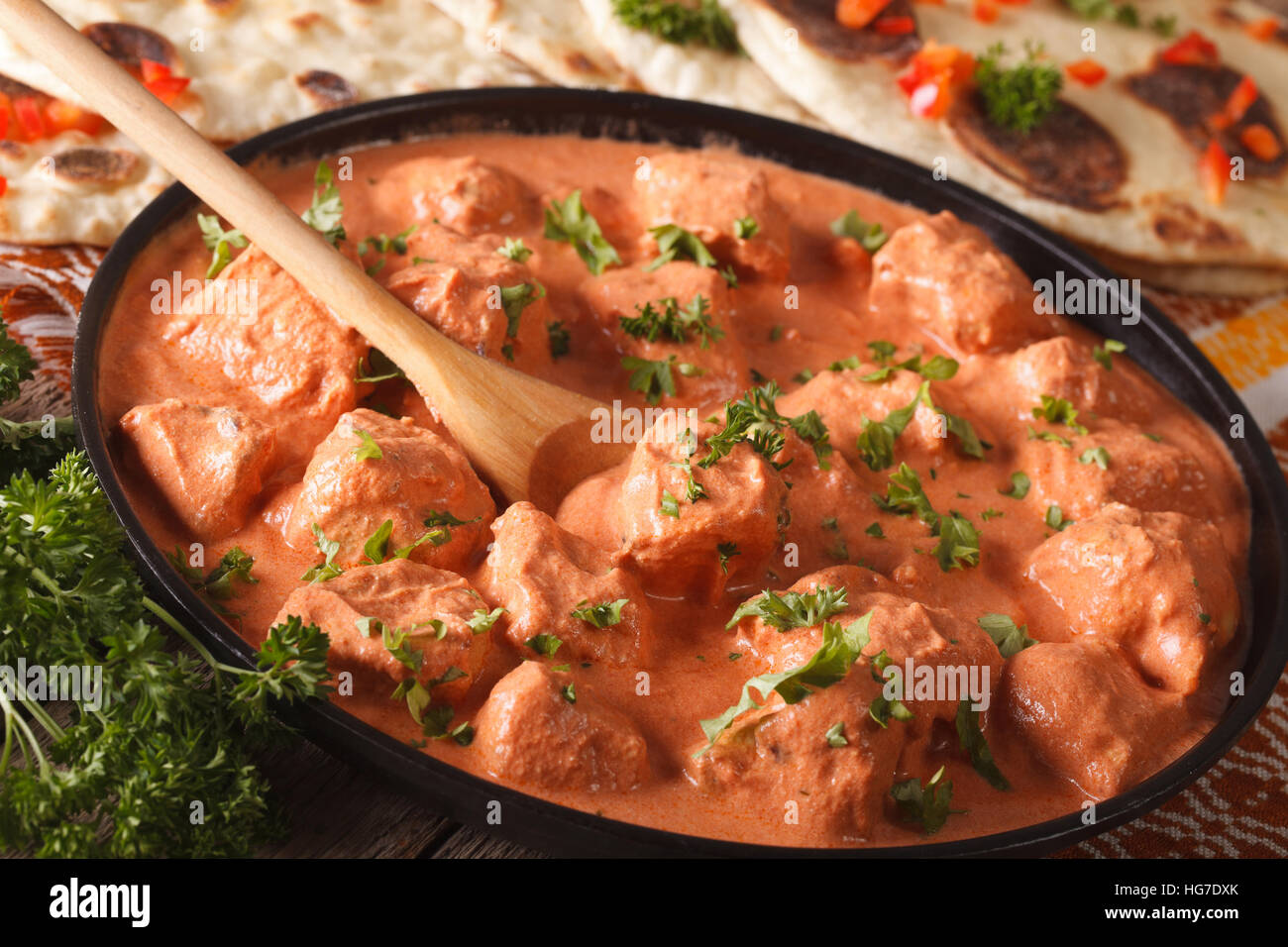 Indisches Tikka Masala Hähnchen close-up auf dem Tisch. horizontale Stockfoto