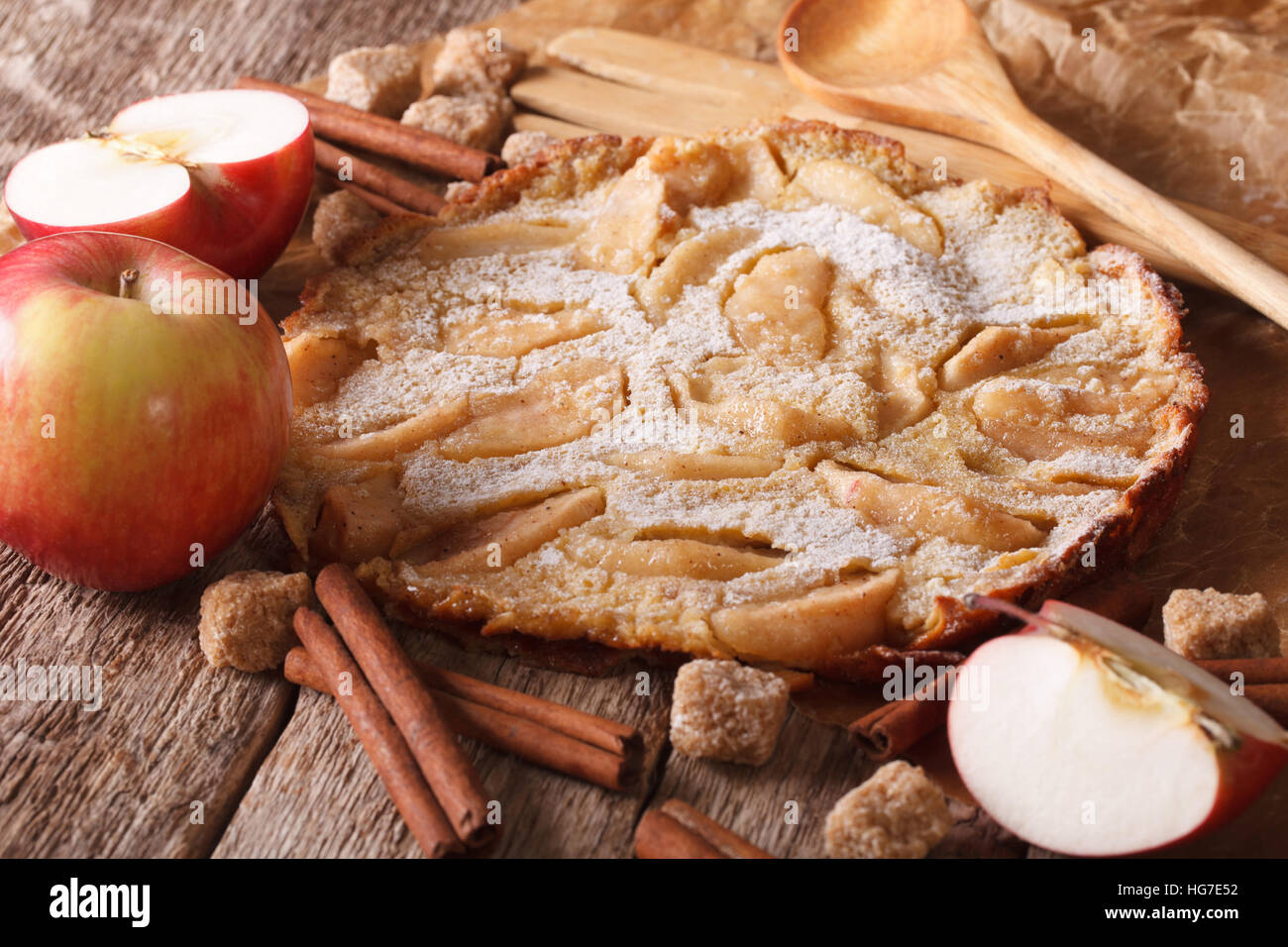 leckere holländische baby Pfannkuchen mit Apfel und Zimt auf das Papier auf dem Tisch. horizontale Stockfoto