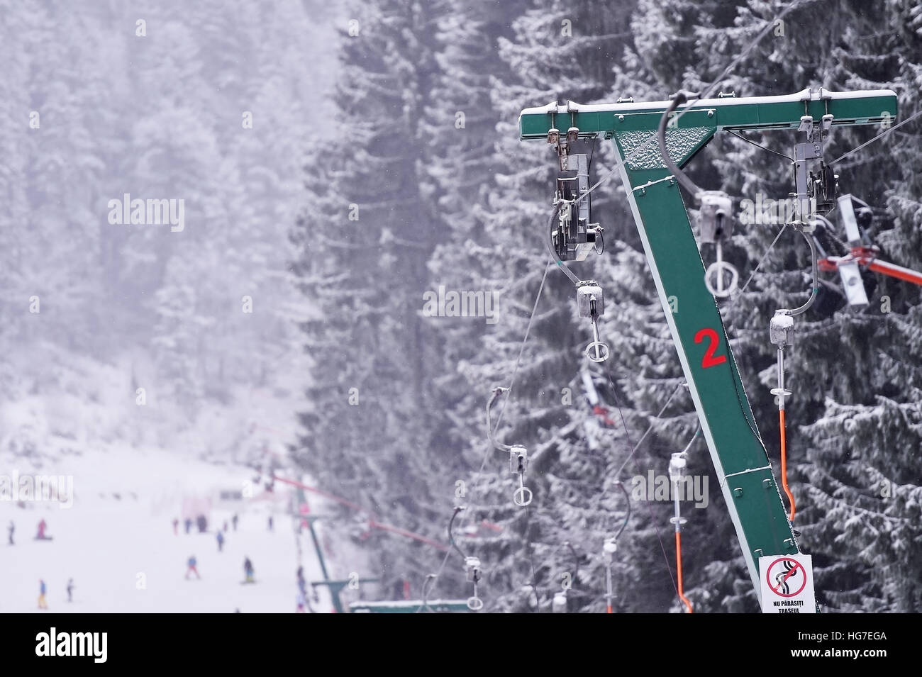 Leere Skilift Kabel in einem Skigebiet bei Schneefall Stockfoto