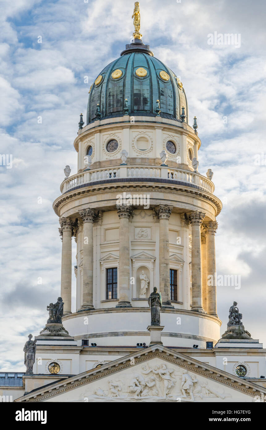 Blick auf deutschen Dom am Gendarmenmarkt Square auf einer Crips Wintertag mit dramatischen Wolkenhimmel, Berlin, Deutschland Stockfoto