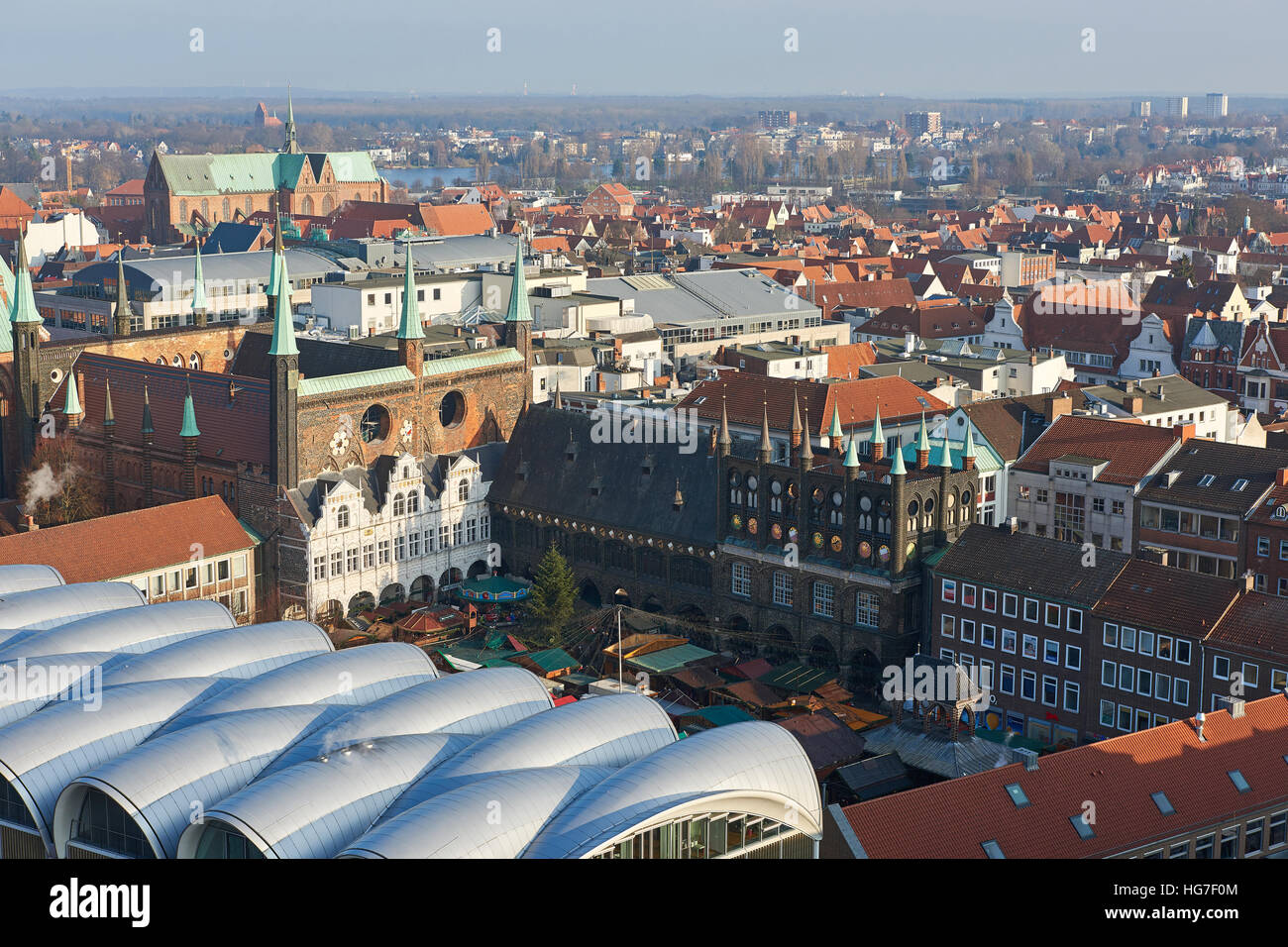 Luftaufnahme von Lübeck in Deutschland an einem sonnigen Tag Stockfoto