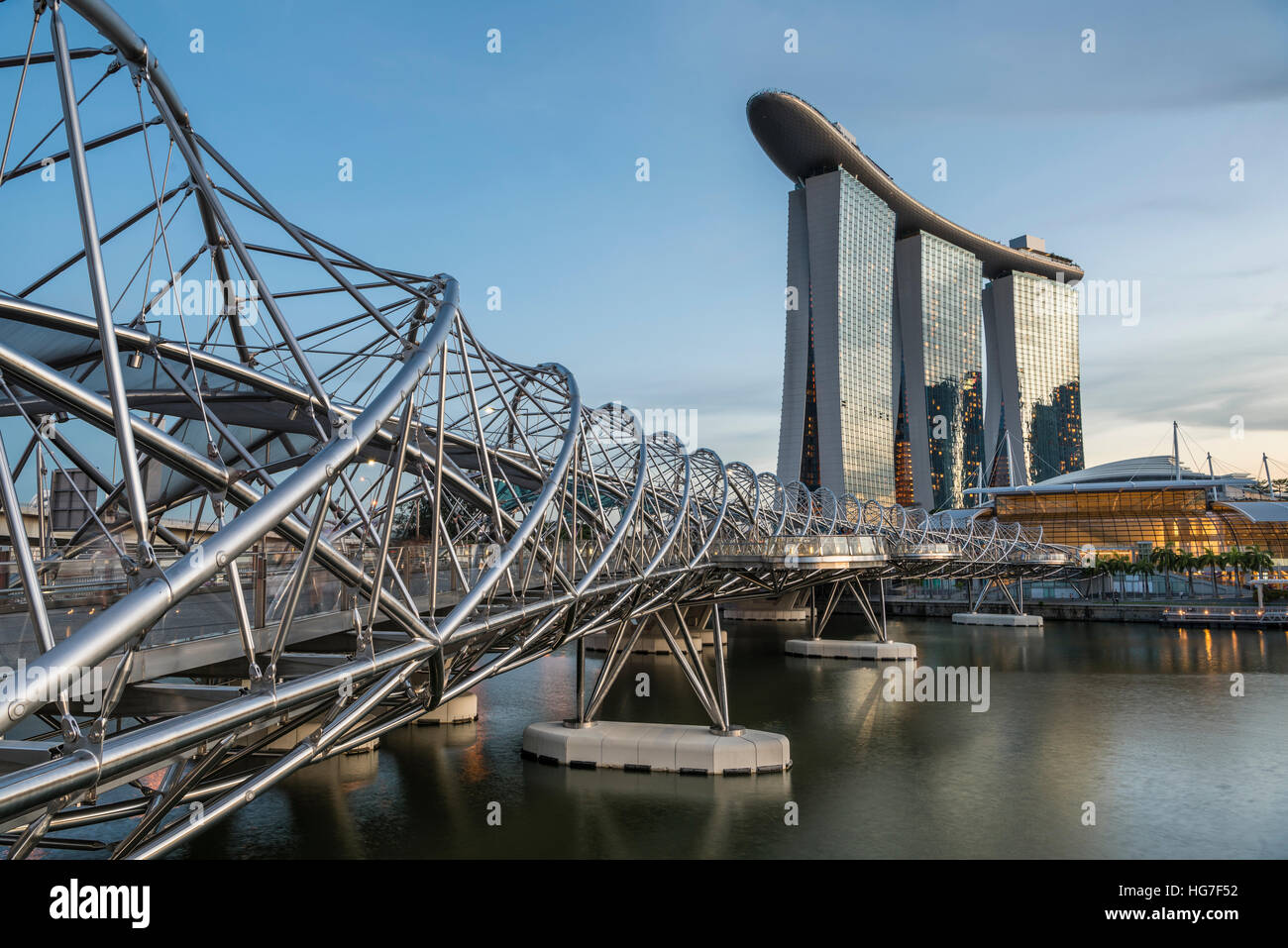 Die Helix-Brücke und Marina Bay Sands Hotel und Resort, Singapur Stockfoto