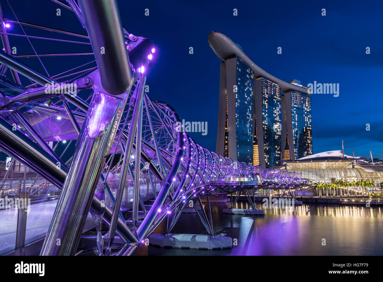 Die Helix-Brücke und Marina Bay Sands Hotel und Resort, Singapur Stockfoto