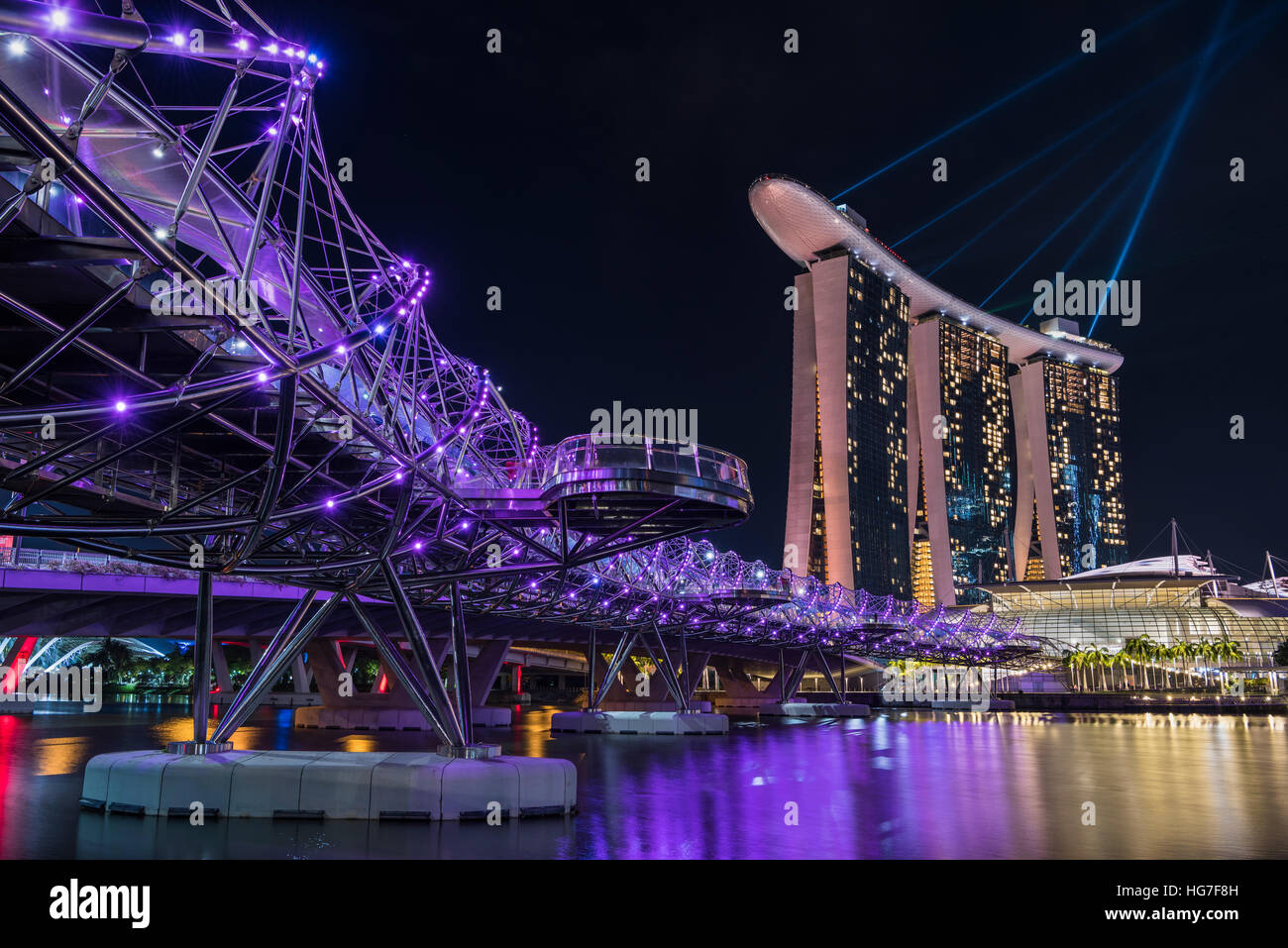 Die Helix-Brücke und Marina Bay Sands Hotel und Resort, Singapur Stockfoto