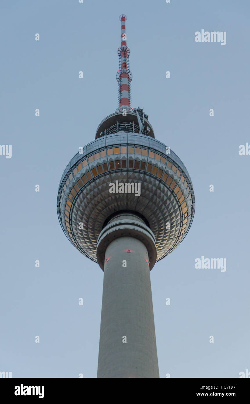 Nahaufnahme der Fernsehturm oder Fernsehturm in Berlin während der Winterabend mit weichen Farben, Deutschland Stockfoto