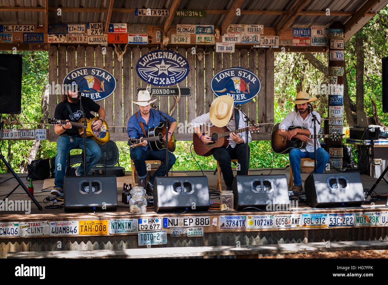 Luckenbach, Texas, USA - 8. Juni 2014: Country-Musik-Band spielt in einem Konzertsaal in Luckenback, Texas. Stockfoto