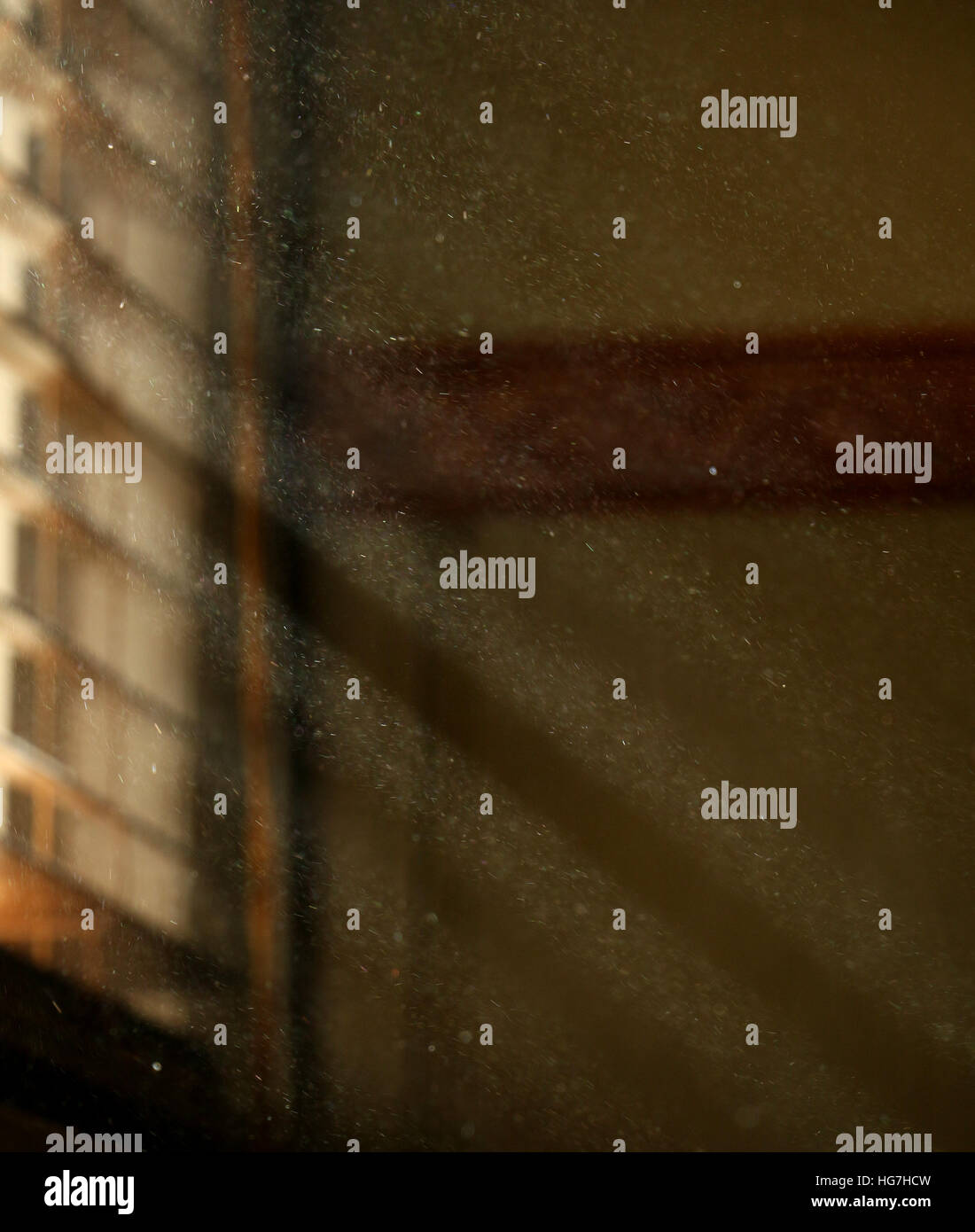 Staub im Sonnenstrahl durch home-Fenster Stockfoto