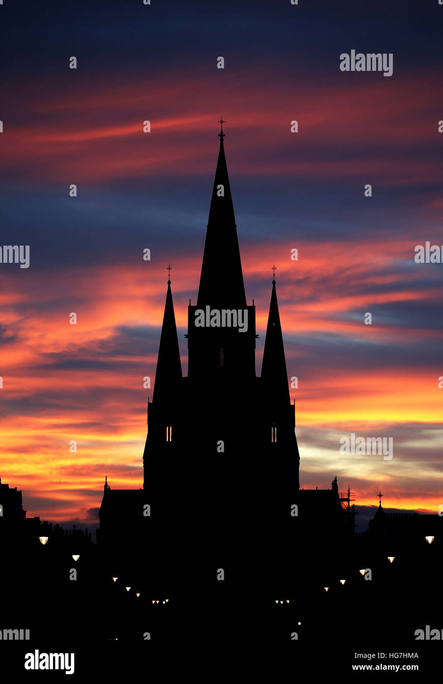 Die Sonne geht hinter Str. Marys Kathedrale im West End von Edinburgh. Stockfoto Die Sonne geht hinter Str. Marys Kathedrale im West End von Edinburgh. Stockfoto