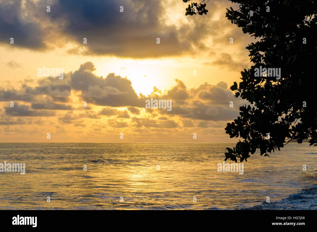 Dramatischen Sonnenuntergang über dem Atlantik mit bewölktem Himmel in Limbe, Kamerun, Afrika Stockfoto