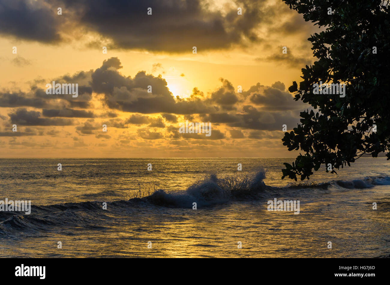 Dramatischen Sonnenuntergang über dem Atlantik mit bewölktem Himmel in Limbe, Kamerun, Afrika Stockfoto