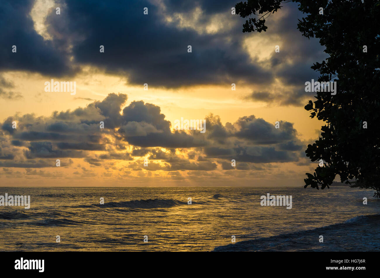 Dramatischen Sonnenuntergang über dem Atlantik mit bewölktem Himmel in Limbe, Kamerun, Afrika Stockfoto
