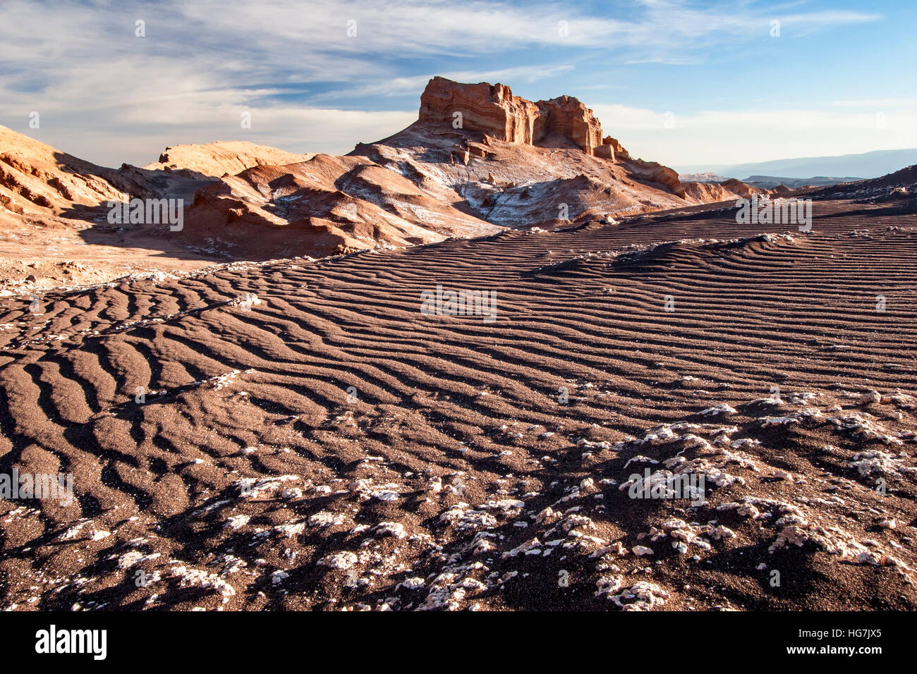 Sand, Wellen und Butte, das Tal des Mondes, in der Nähe von San Pedro de Atacama, Chile Stockfoto