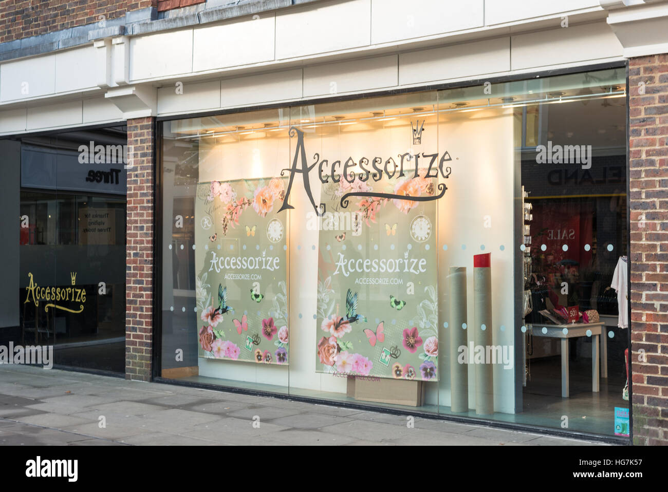 Ein Schaufenster von Accessorize, einem Drum und dran und garnieren Frauen Mode Zubehör Händler in Großbritannien. Stockfoto