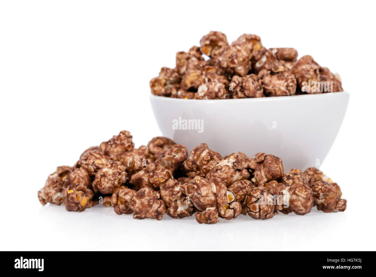 Popcorn, gewürzt mit Schokolade und Minze in einer Schüssel isoliert auf weißem Hintergrund Stockfoto