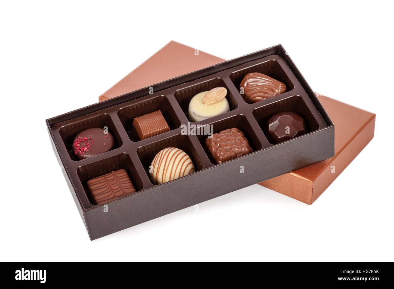 Schachtel mit Gourmet-Bonbons, aka Bon-Bons und Trüffel gemacht dunkler, weißer und Milchschokolade isoliert auf weißem Hintergrund Stockfoto