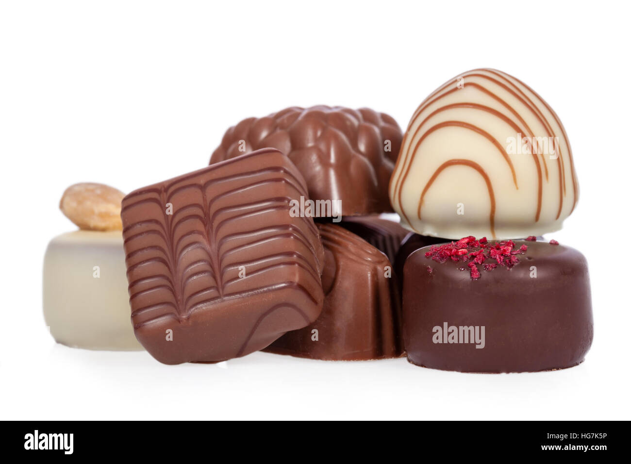 Gourmet-Bonbons, aka Bon-Bons und Trüffel aus dunklen, weißer und Milchschokolade isoliert auf weißem Hintergrund Stockfoto