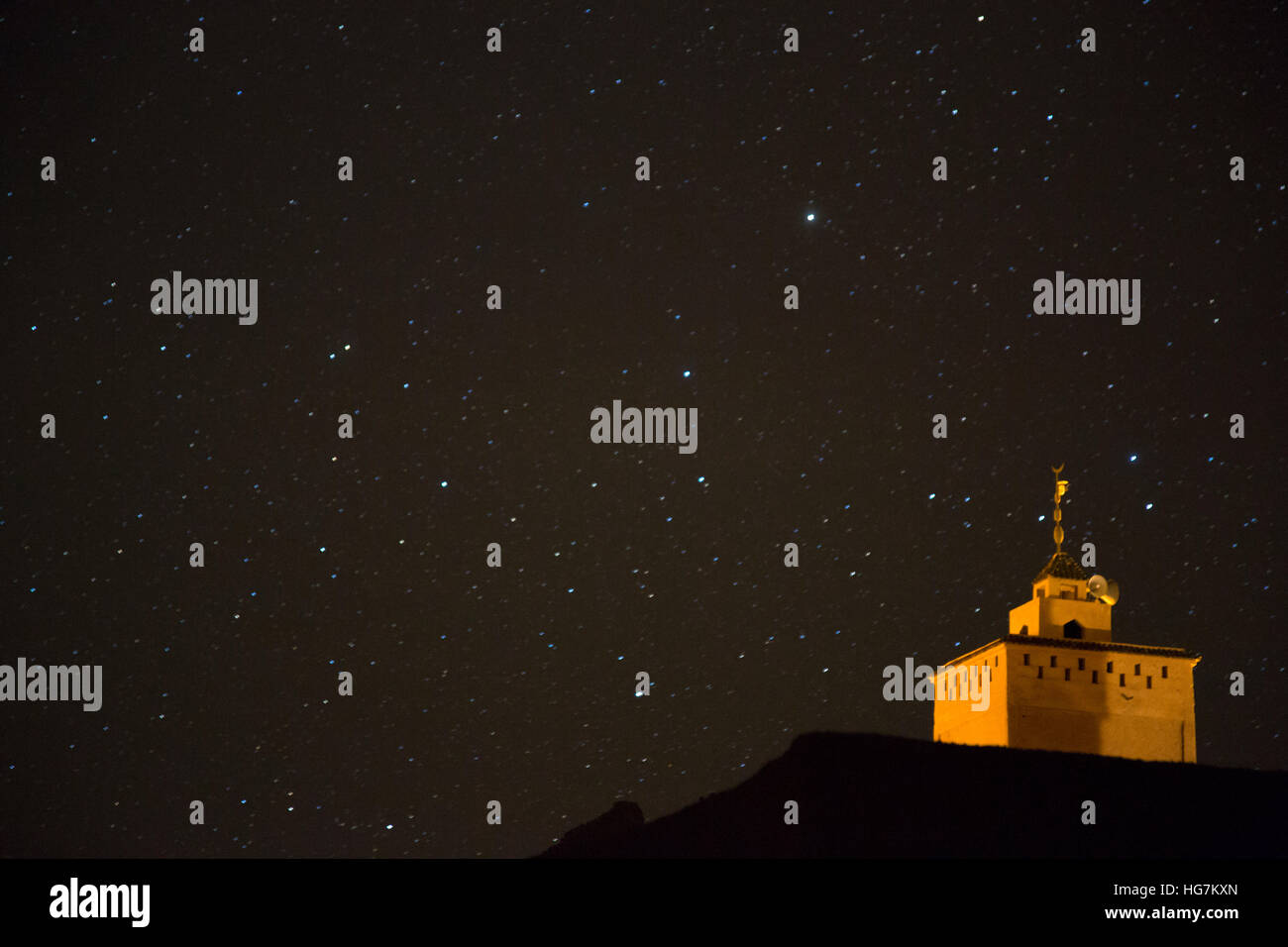 Ksar Elkhorbat, Marokko.  Minarett und Sterne in der Nacht. Stockfoto