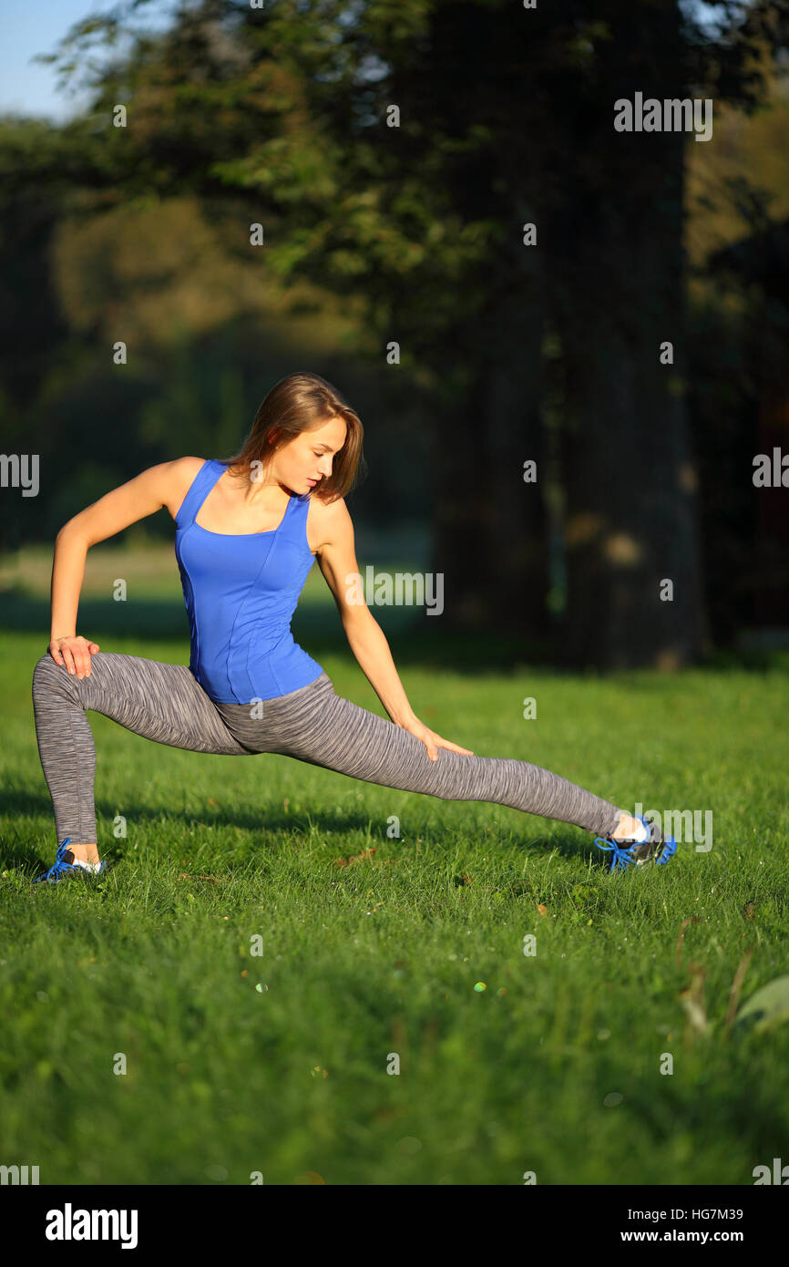 Schöne Mädchen tun stretching draußen im park Stockfoto