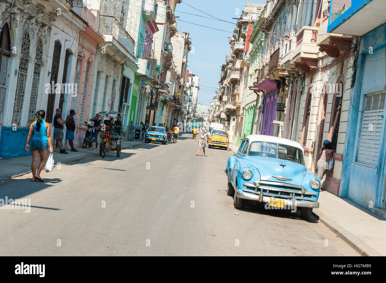 Havanna, Kuba - Juni 2011: Kubaner Fuß entlang einer weitgehend leeren Straße im Stadtteil Centro. Stockfoto