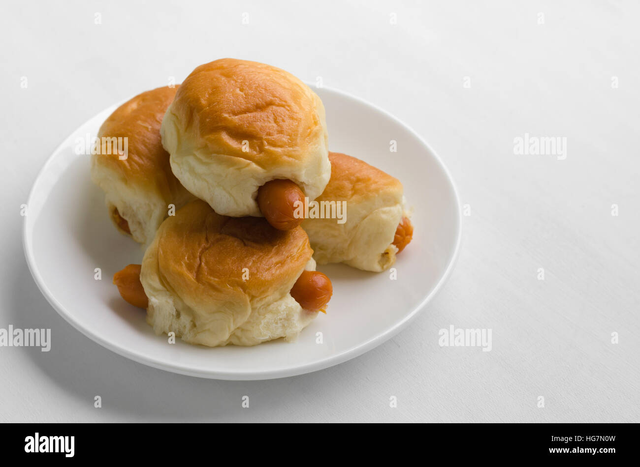 Gefüllte Wurst Brötchen In weißen Teller. Stockfoto