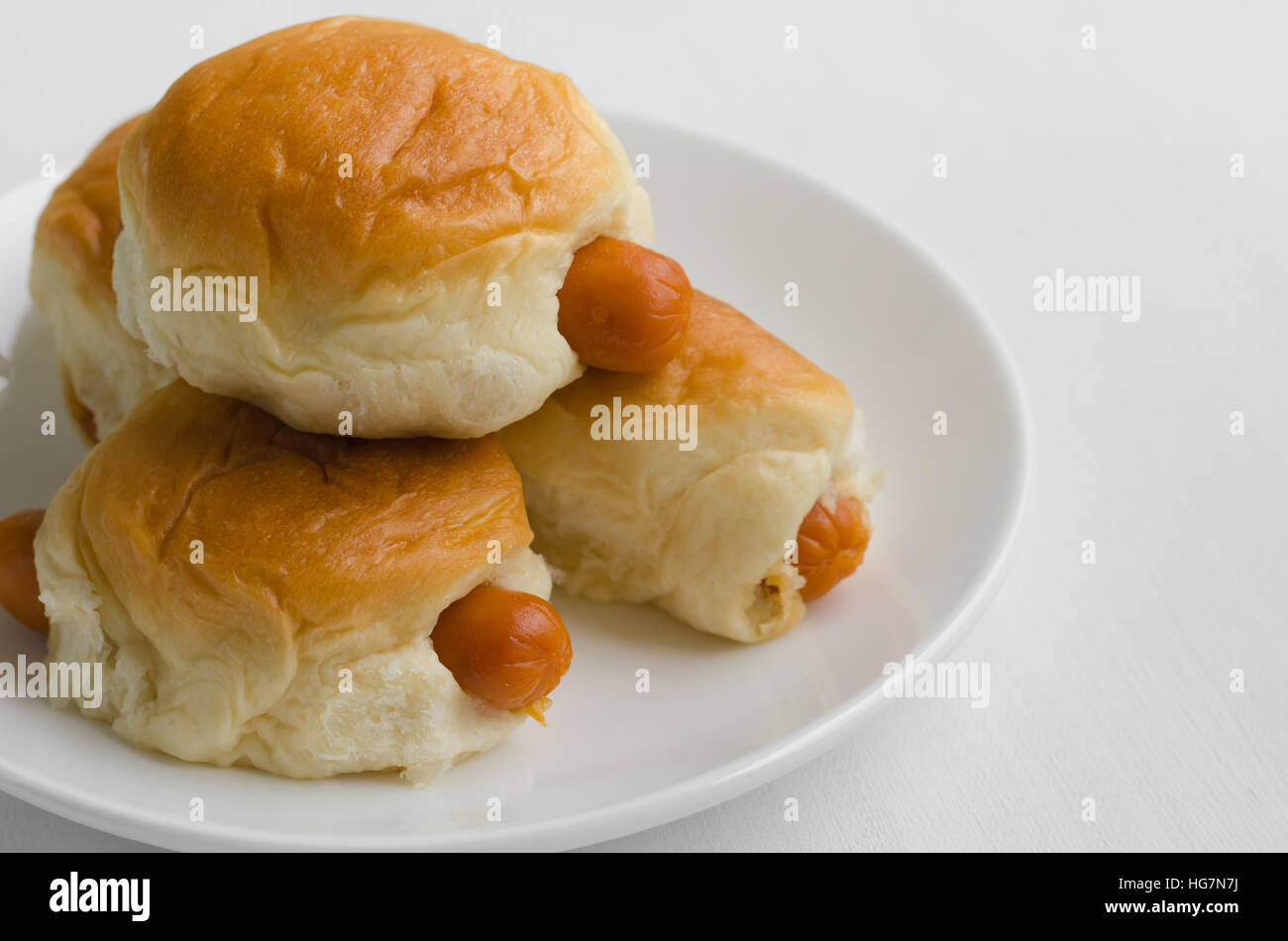 Gefüllte Wurst Brötchen In weißen Teller. Stockfoto