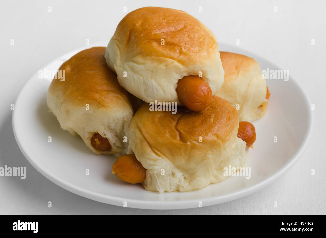 Gefüllte Wurst Brötchen In weißen Teller. Stockfoto