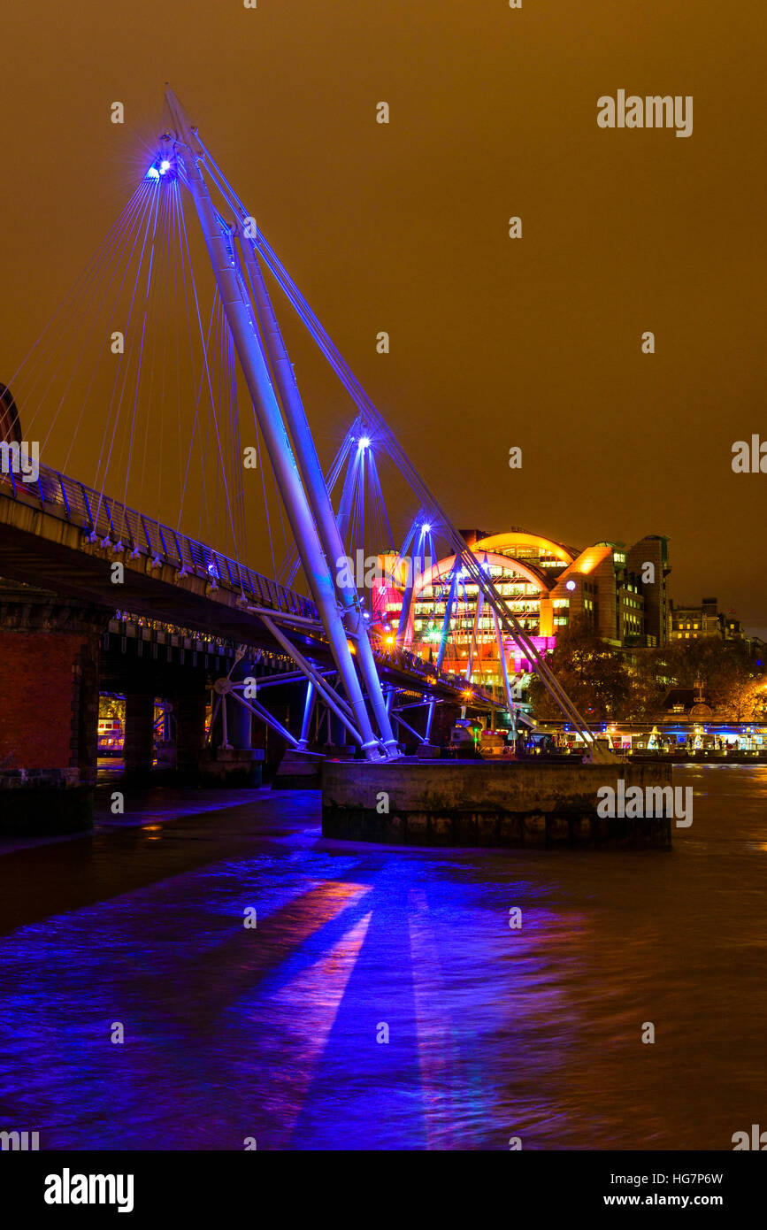 Am Abend Hungerford Bridge und Golden Jubilee Bridge London Charing Cross Station und Böschung Ort blickt Stockfoto