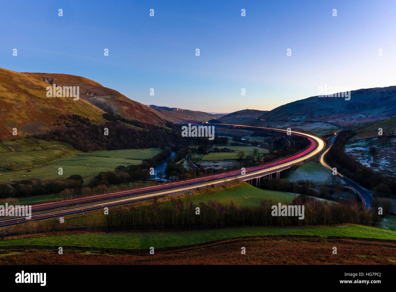 Licht-Wege des Verkehrs auf der Autobahn M6 in die Lune Schlucht Cumbria Stockfoto