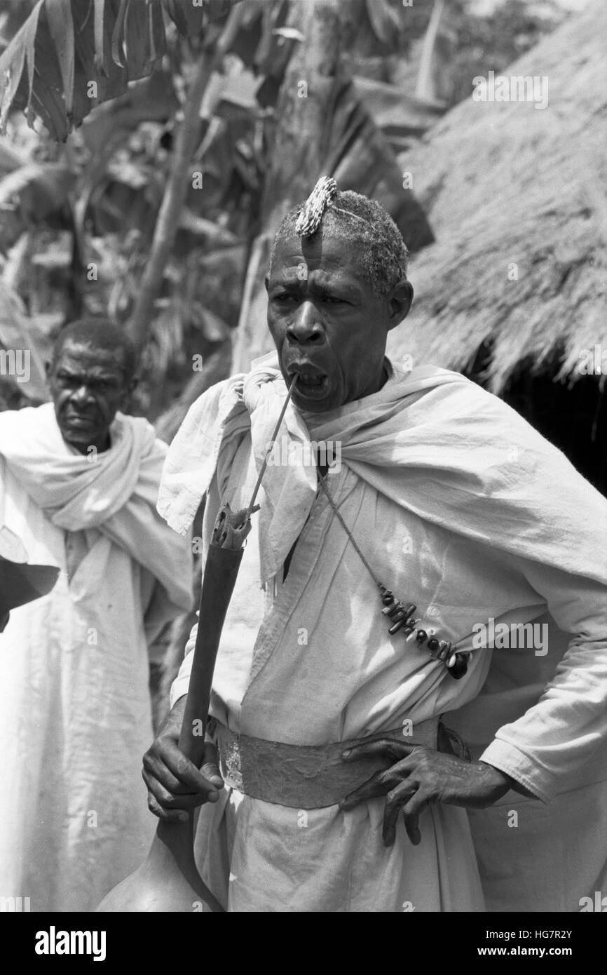 Ein afrikanischer Medizinmann, trinken aus einem Kürbis Stockfoto