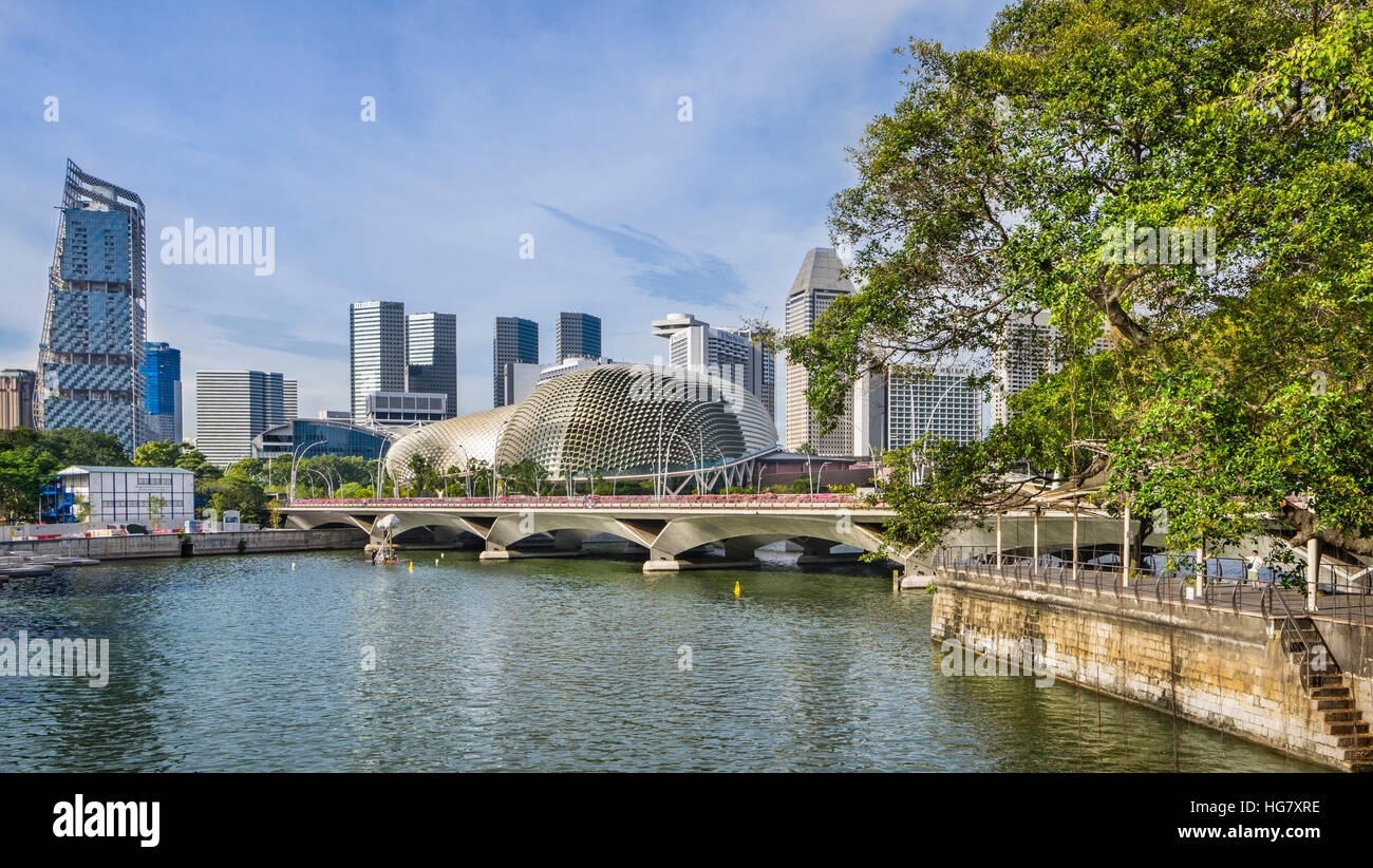 Singapore River mit Blick auf die Esplanede Brücke Und die ikonische Durian-förmigen Esplanade Theater auf die Bucht und die Skyline der Marina Centre Stockfoto