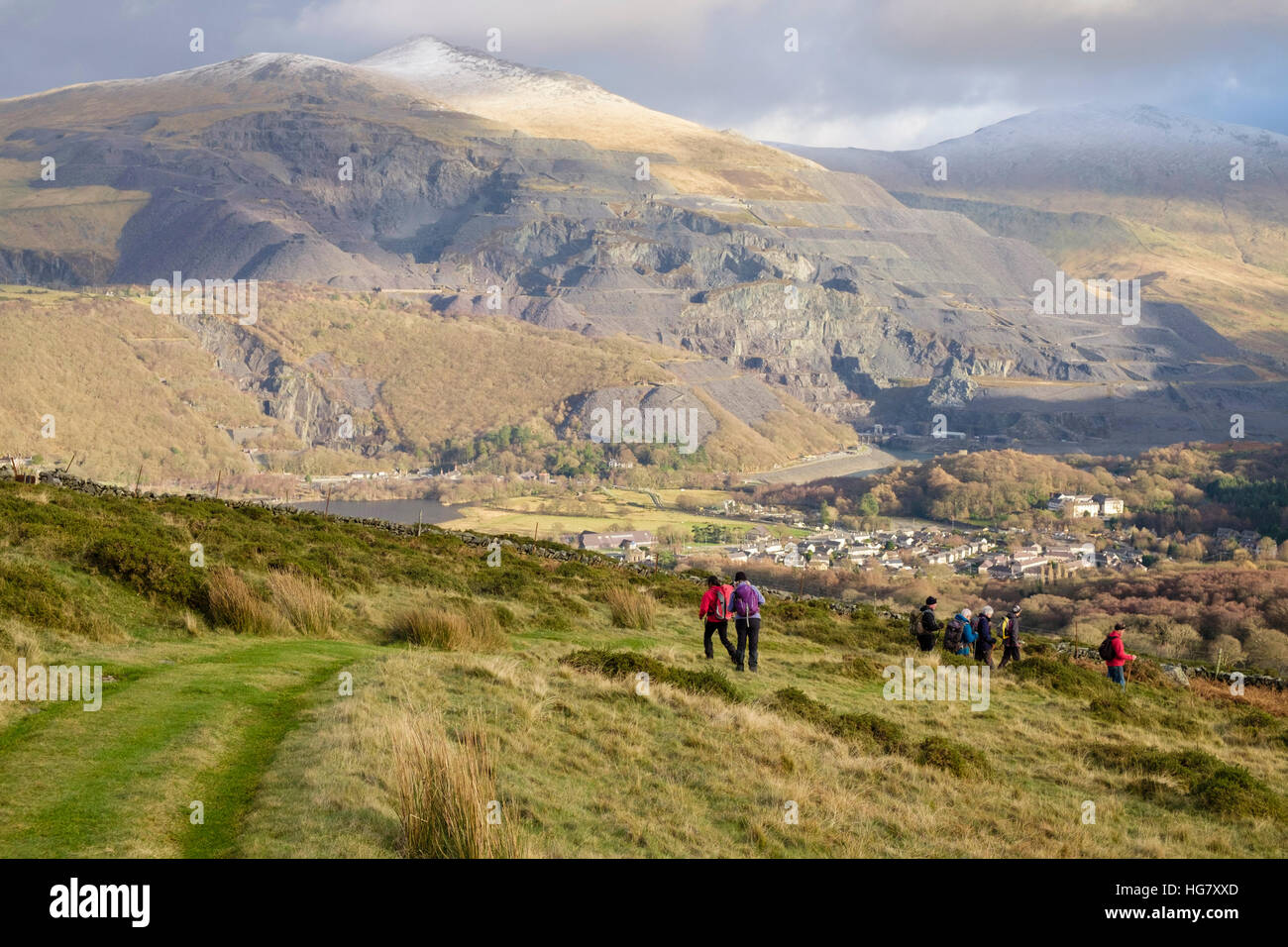 Wanderer, Wandern auf dem richtigen Weg von Bwlch y Groes in Snowdonia mit Aussicht, Elidir Fawr und Dinorwig Schiefer-Steinbruch über Llanberis Gwynedd Wales UK Stockfoto