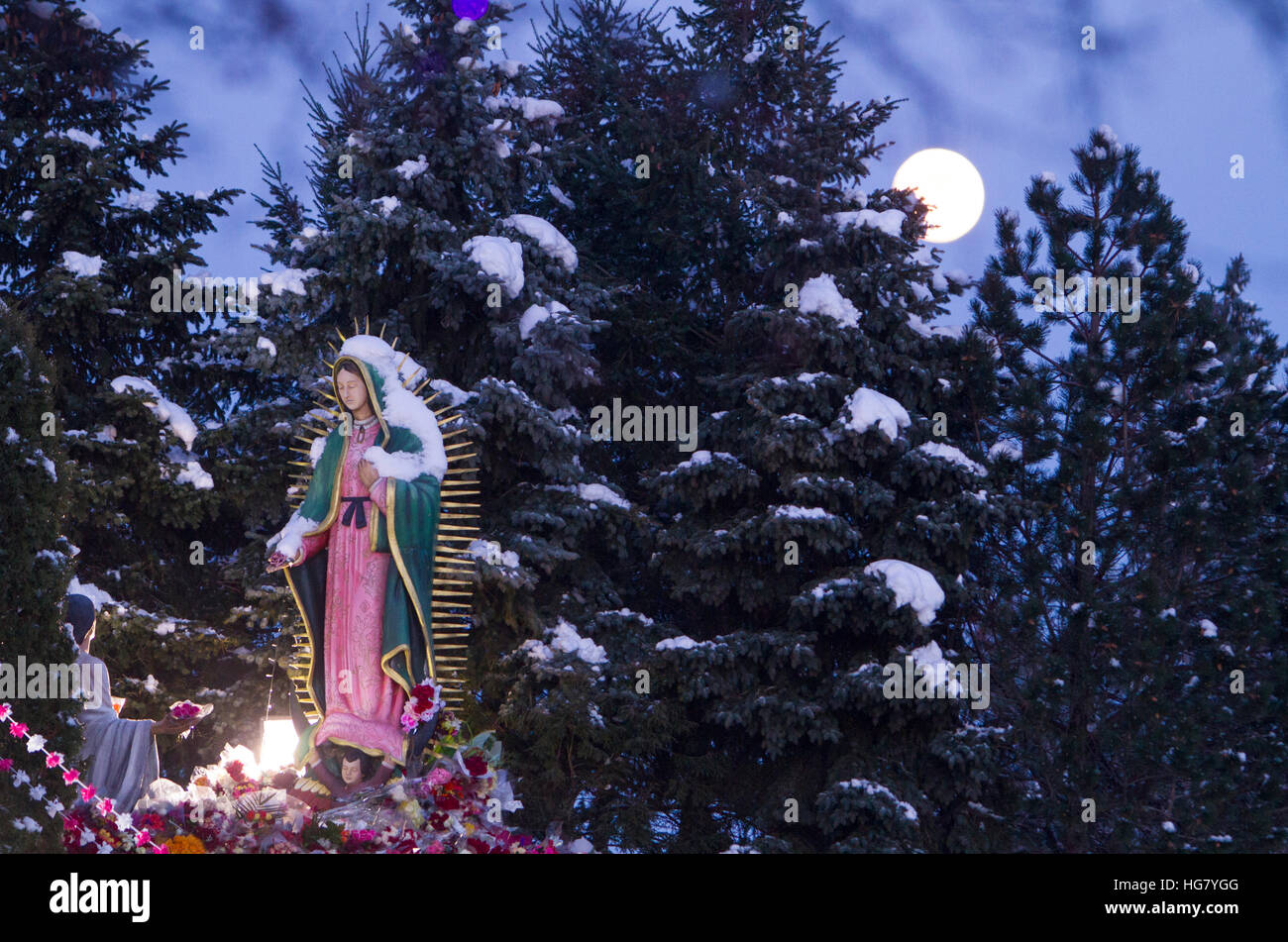 Ein Vollmond steigt während der fest unserer lieben Frau von Guadalupe Feier jährliche zweitägige fest Feier des Schutzheiligen Mexikos. Gläubige aus der Chi Stockfoto