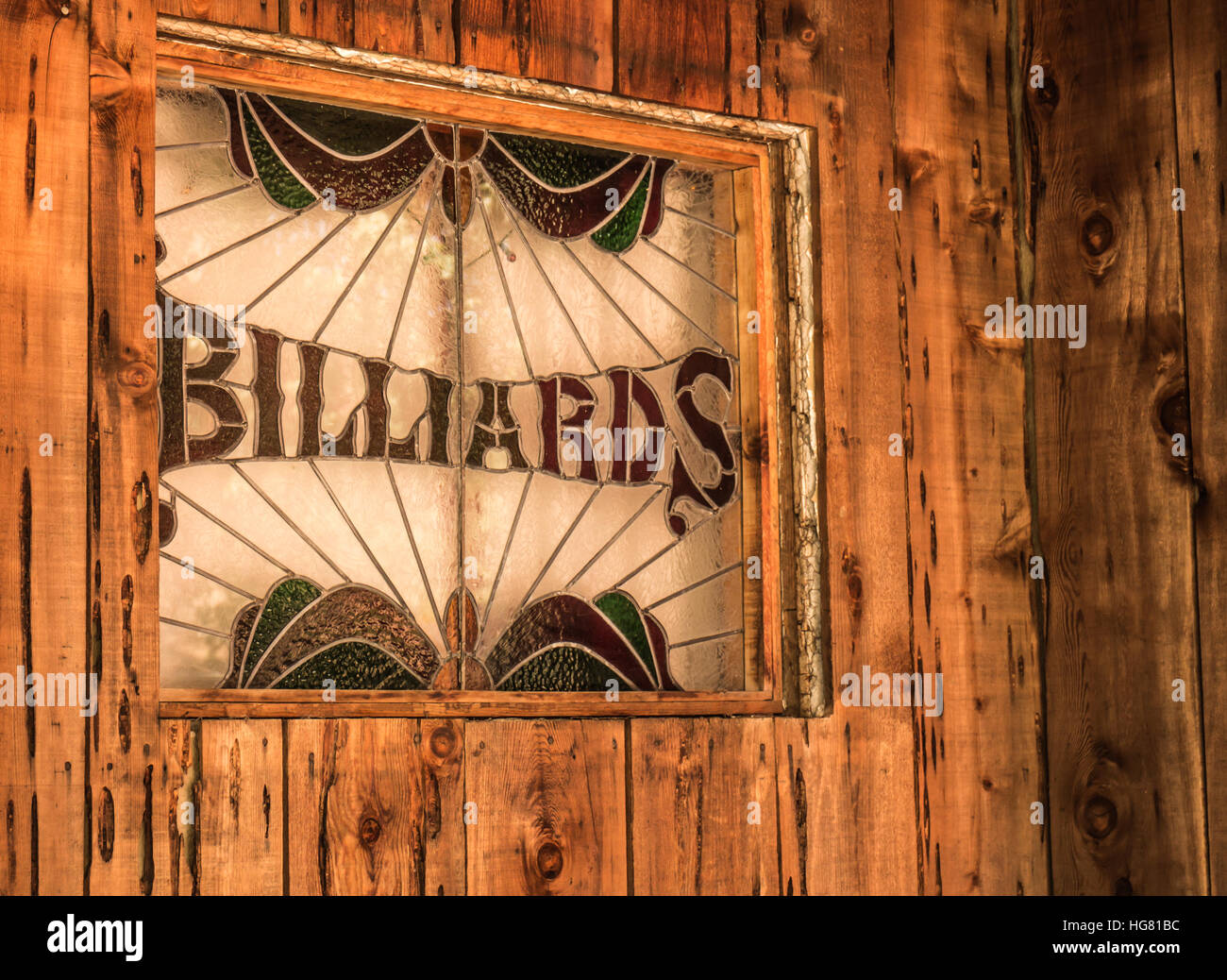 Glasmalerei Billard Schild umrahmt von Zedernholz Abstellgleis Stockfoto