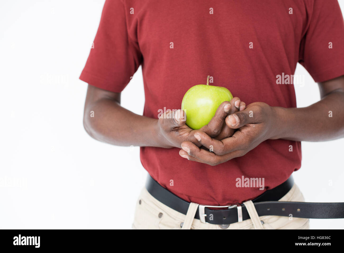 Afrikanischen Mann, hält Apple Obst Ernährungskonzept Stockfoto