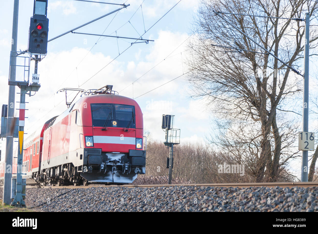 Deutsche Personenzug fährt zur nächsten station Stockfoto