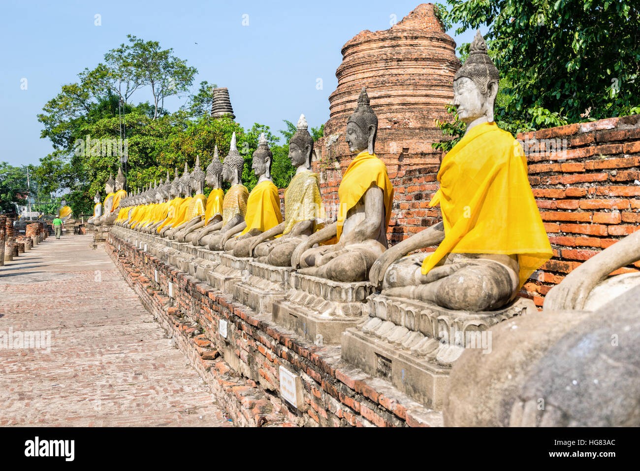 Zeile der Buddha-Statue sitzt am Wat Yai Chaimongkol Tempel in Phra Nakhon Si Ayutthaya Historical Park, Provinz Ayutthaya, Thailand Stockfoto