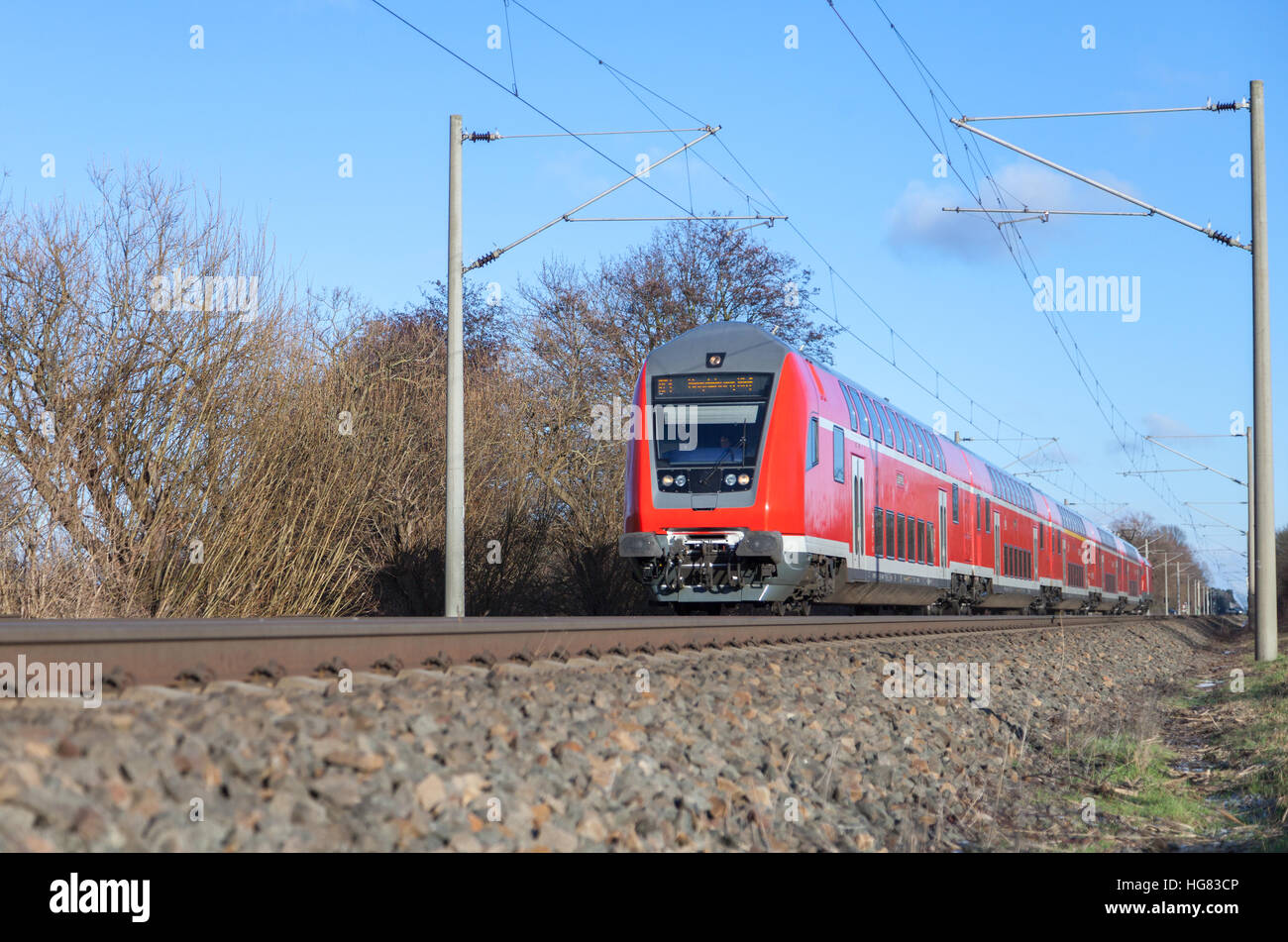 Deutsche Personenzug fährt zur nächsten station Stockfoto
