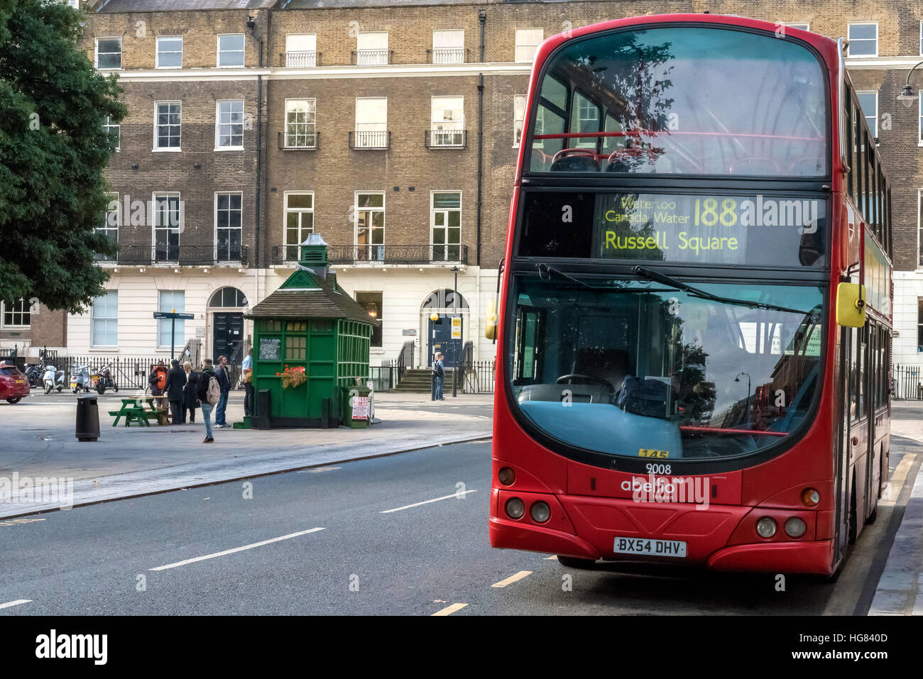 London-Bus in Russell Square in London mit Cabby Hütte im Hintergrund Stockfoto