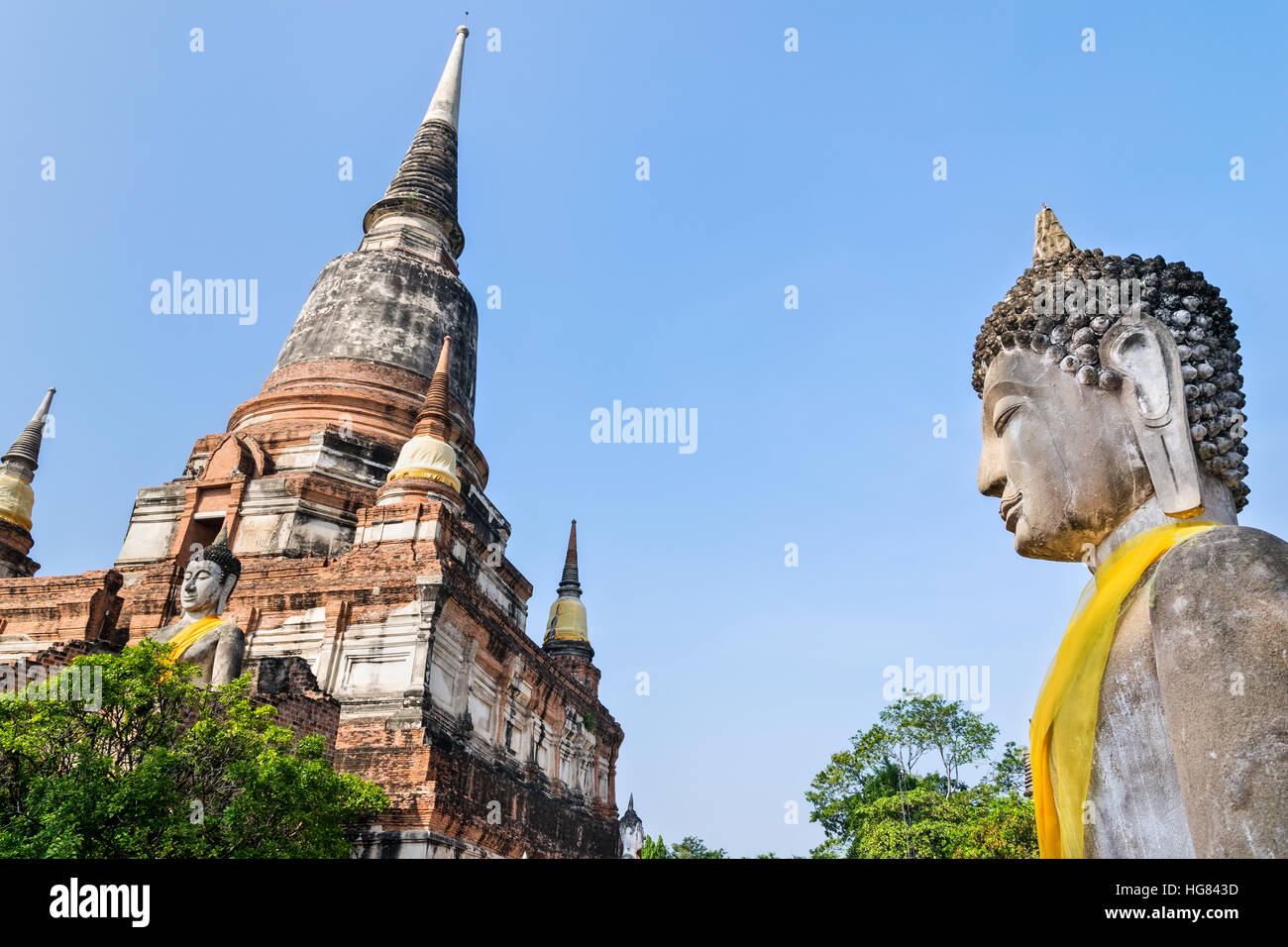 Buddha-Statue und alte Pagode auf blauen Himmelshintergrund im Wat Yai Chaimongkol Tempel in Phra Nakhon Si Ayutthaya Historical Park, Provinz Ayutthaya Stockfoto