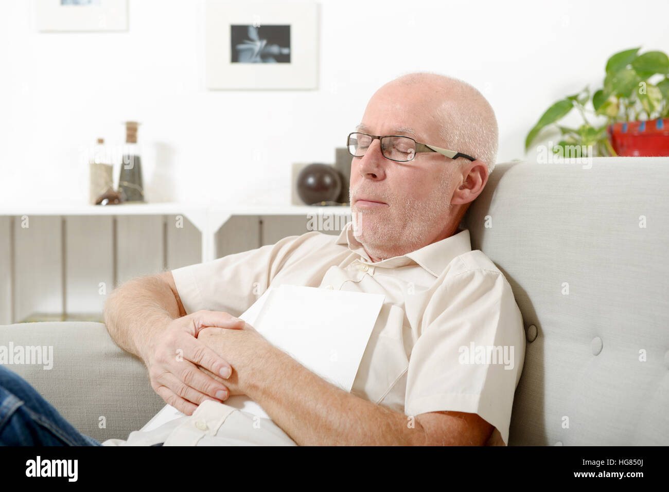 schöner reifer Mann ein Nickerchen im Sofa zu Hause Stockfoto