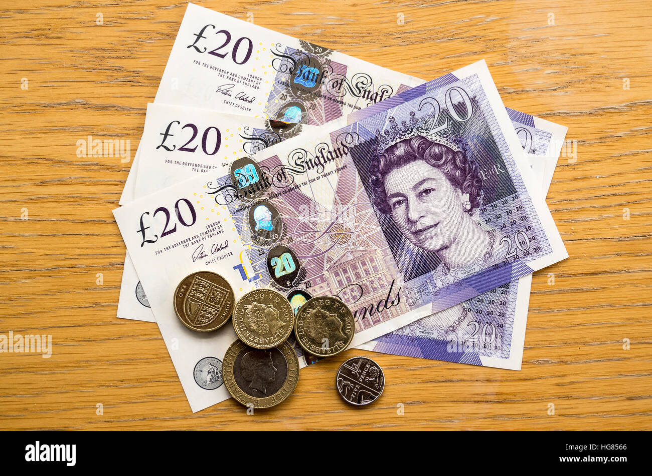 UK britische Banknoten und Münzen auf dem Tisch Stockfoto
