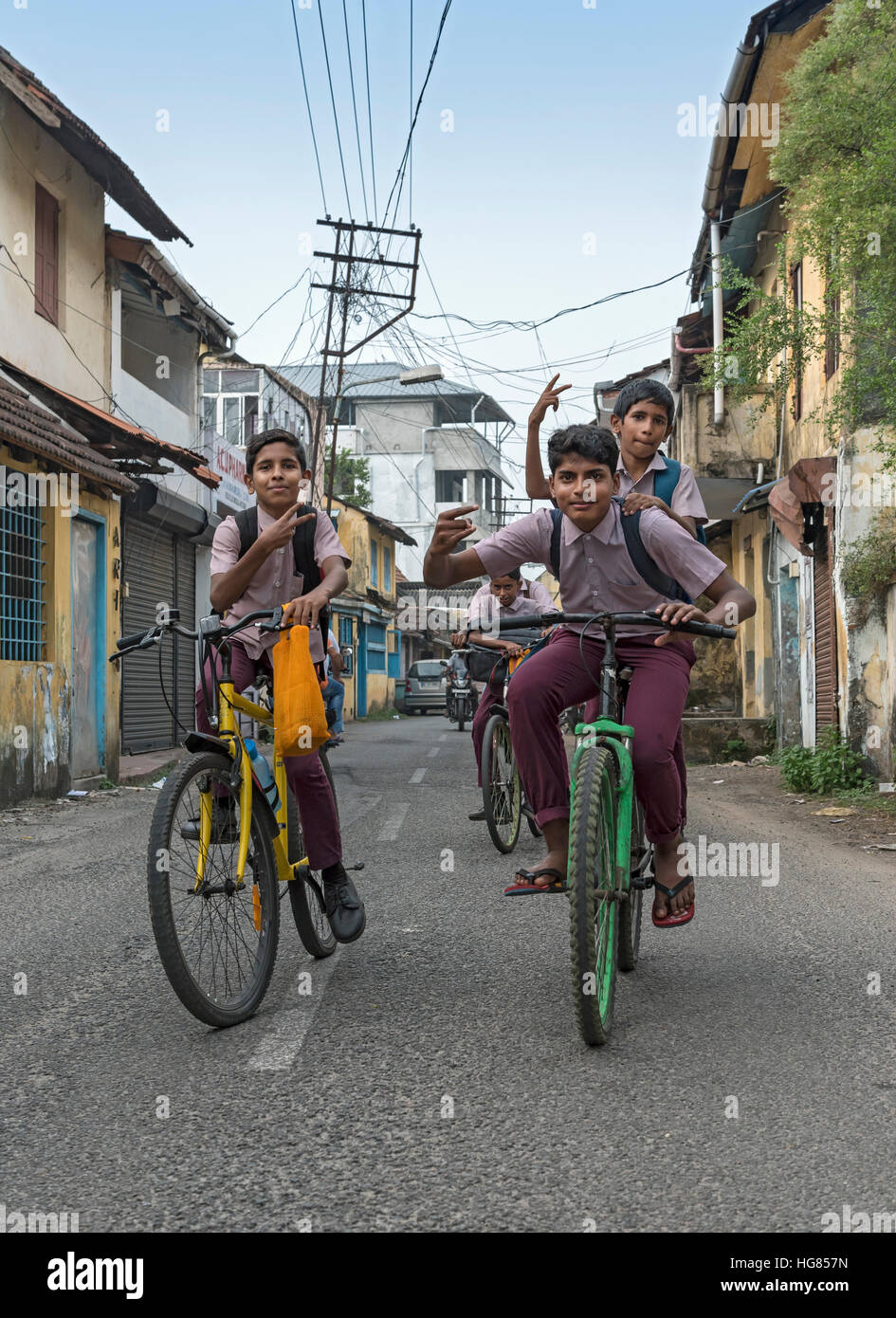 Schüler auf Fahrräder in den Straßen von Jew Town, Fort Kochi, Cochin, Kerala, Indien Stockfoto
