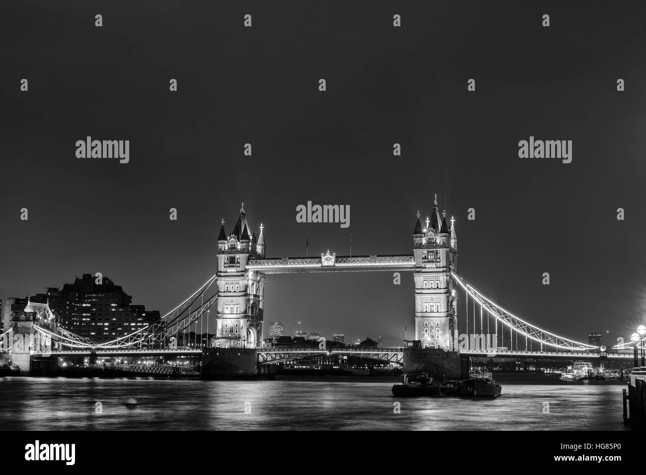 Tower Bridge und London. Stockfoto