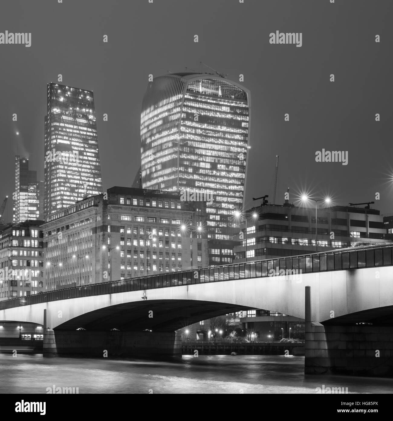 City of London mit London Brücke im Vordergrund Stockfoto