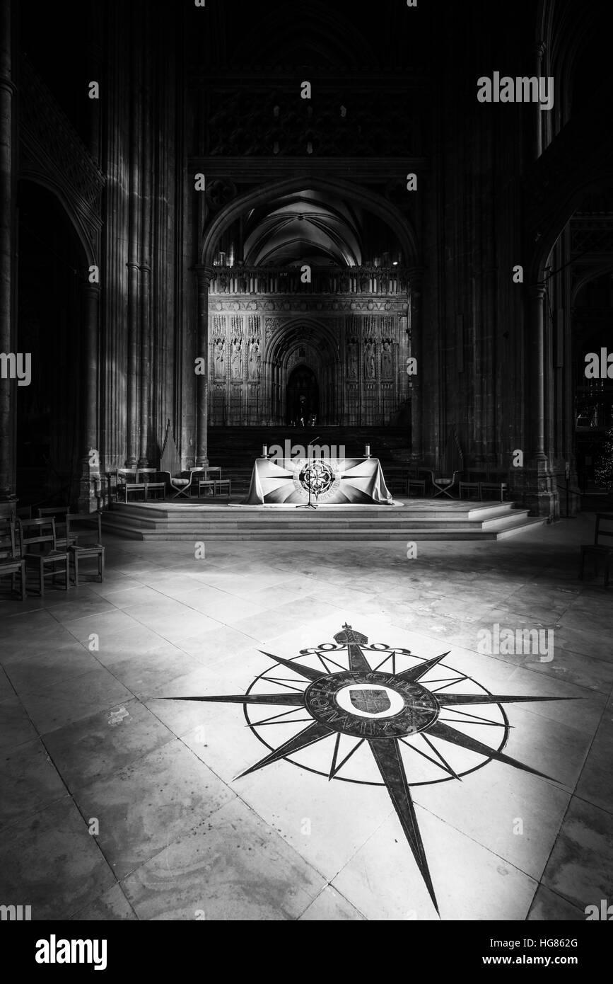 Kompass-Symbol auf dem Boden des Schiffes an die Kathedrale von Canterbury, England, gegründet im 6. Jahrhundert von den Normannen im romanischen Stil umgebaut Stockfoto