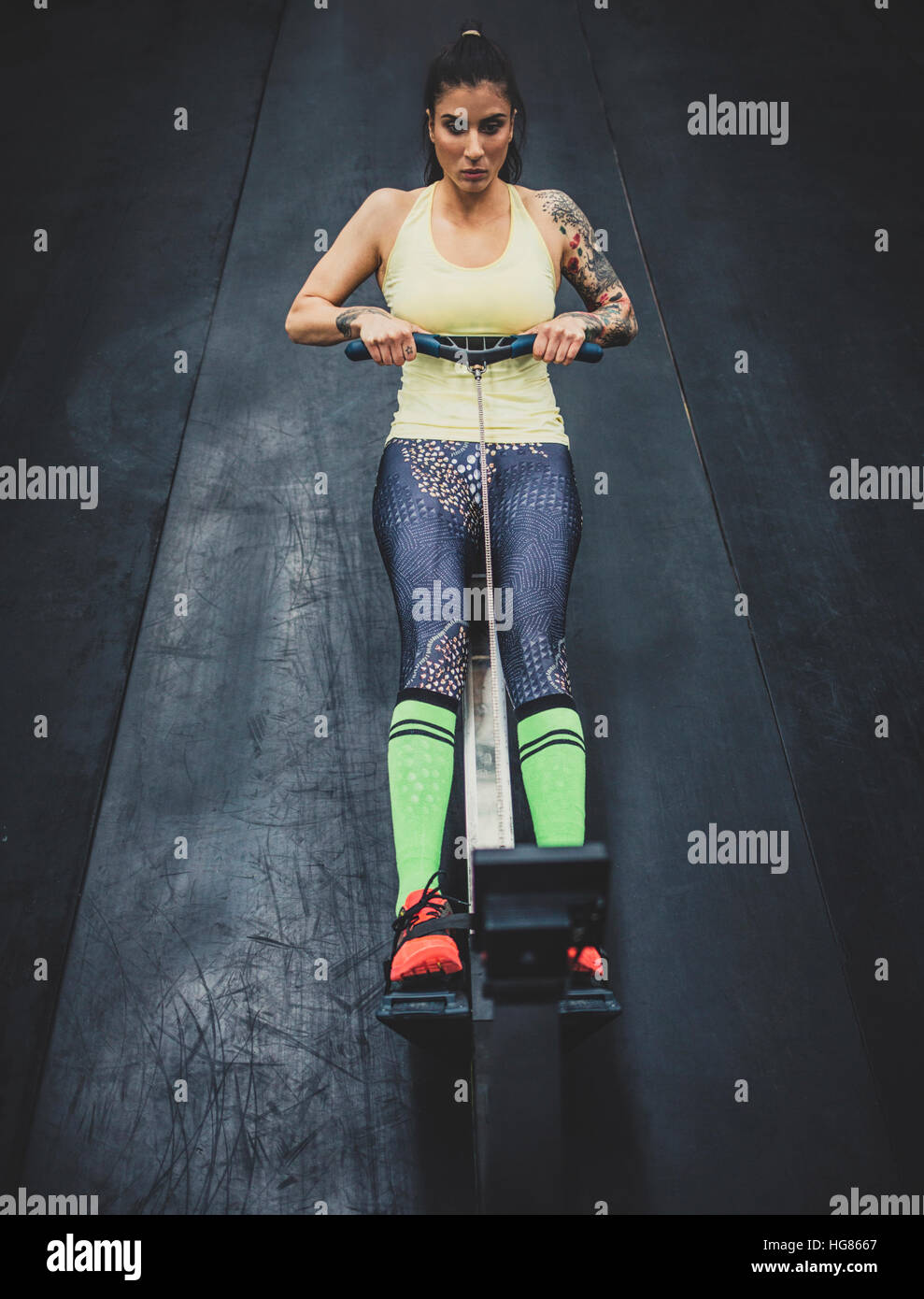 Erhöhte Ansicht des Athleten mit Rudergerät im Fitness-Studio Stockfoto