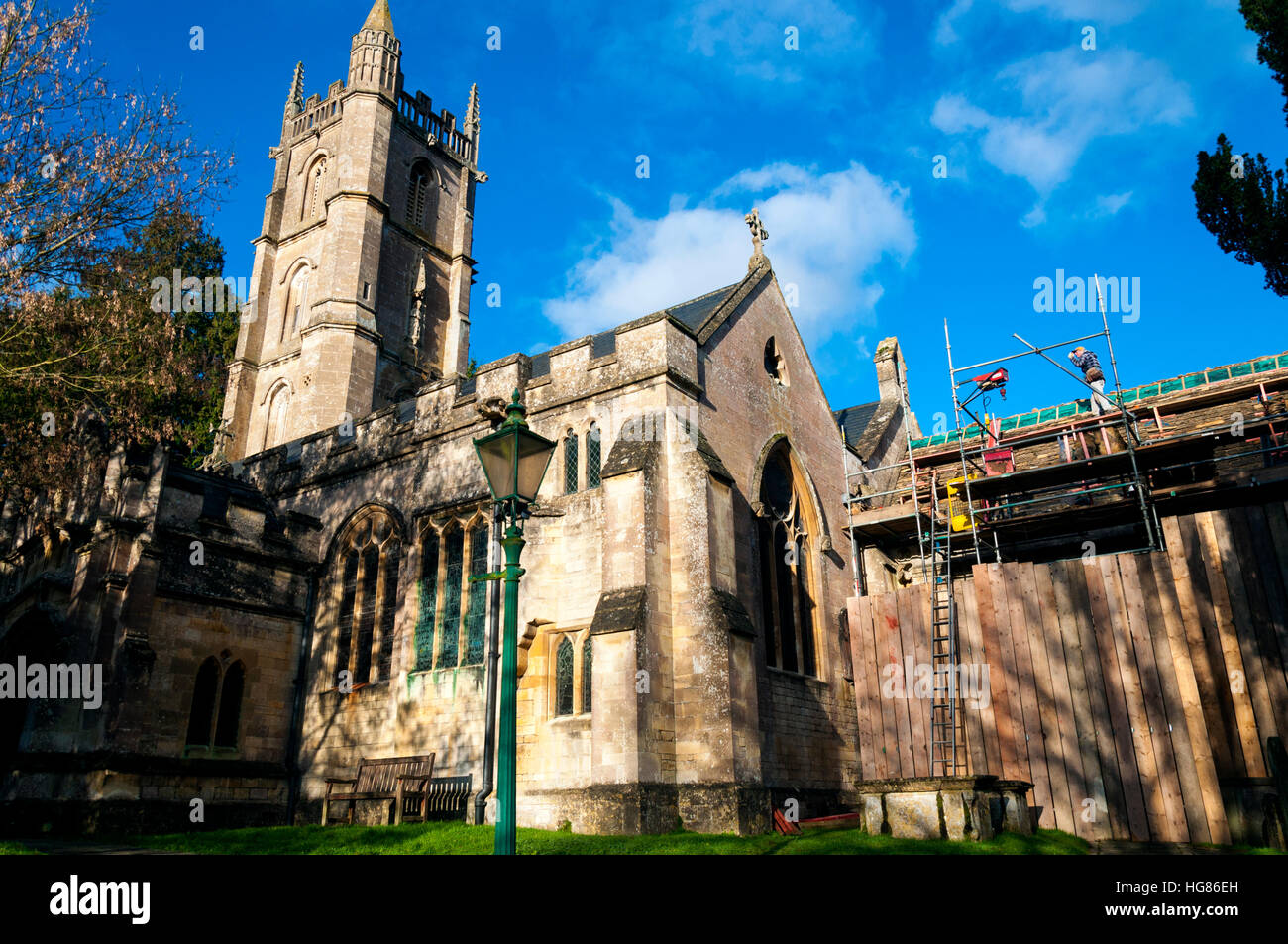 Befestigung Reparatur des Daches bei St. Johann der Baptist Church in furnished, Somerset, Großbritannien Stockfoto