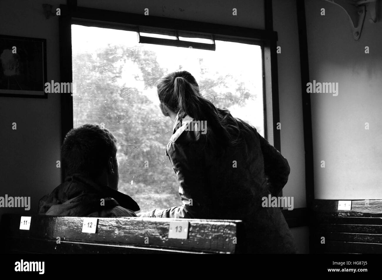 Mädchen auf der Suche durch das Fenster auf eine Zugfahrt Stockfoto