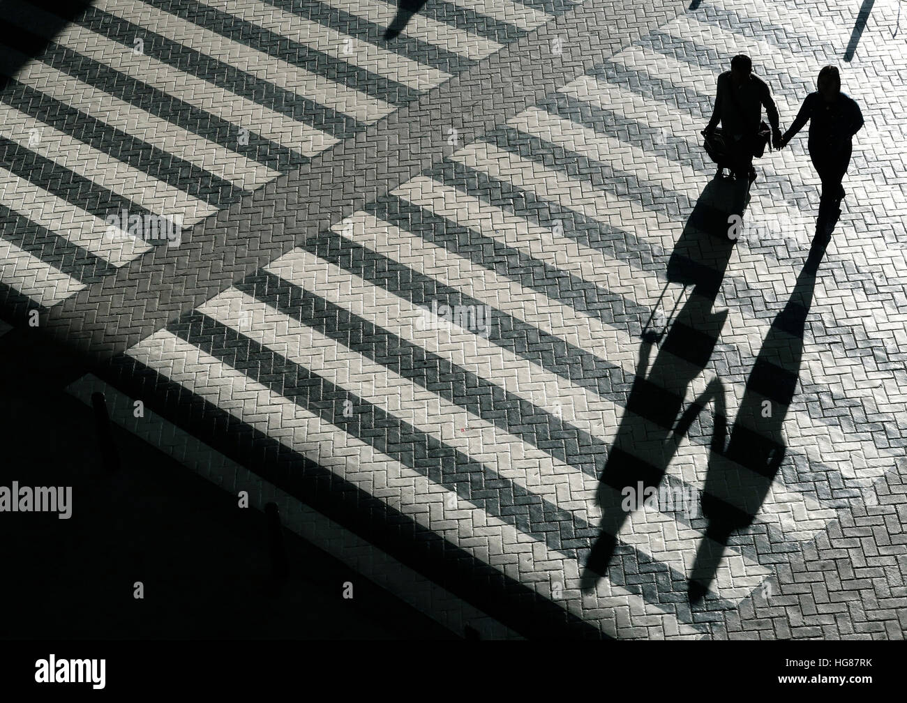 Erhöhte Ansicht Silhouette Menschen Kreuzung Straße Stockfoto